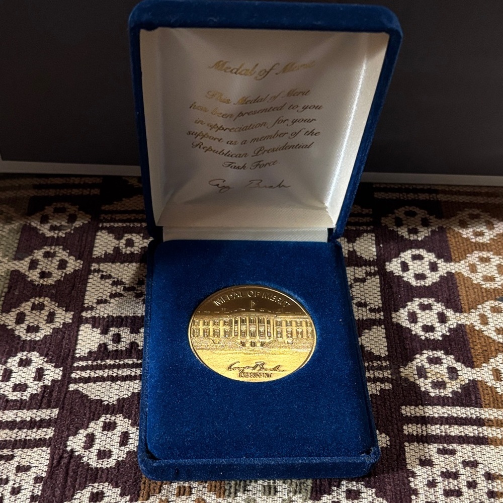 George Bush Medal of Merit in Blue Box Republican Presidential Task Force - Picture 1 of 2